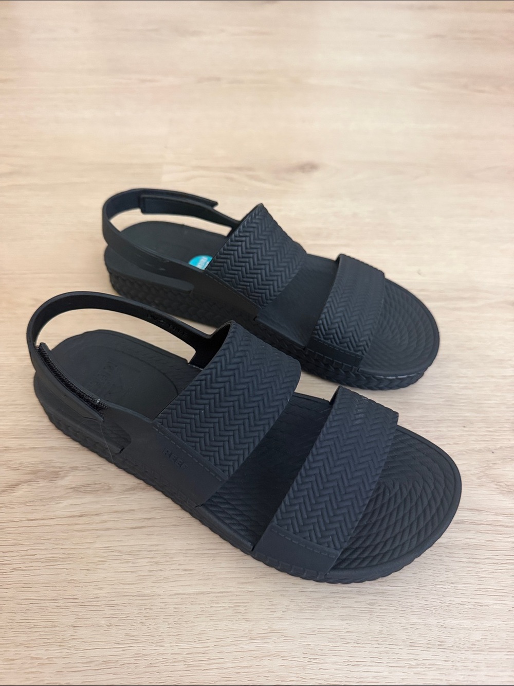 Reef size 7 Black Elastic Strap Sandals - Comfortable Summer Shoes